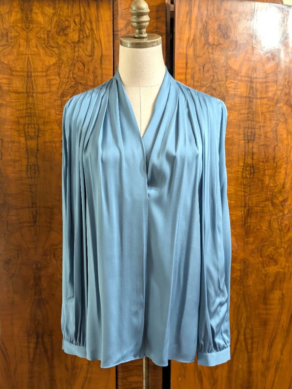 Elie Tahari Mirage Satin Pleated Sleeve V-Neck Blouse M Silk Blend Luxury